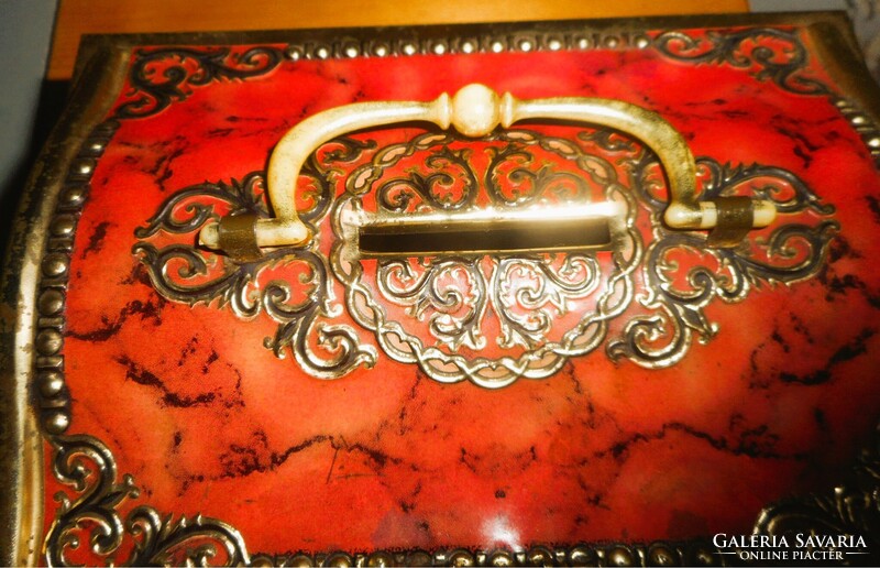 Antik fémdoboz persely (festett, dombornyomott)