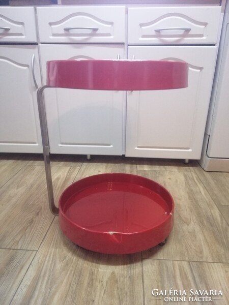 Vintage piros bárkocsi kerekeken, olasz dizájn, űrkorszaki  1970-s évek