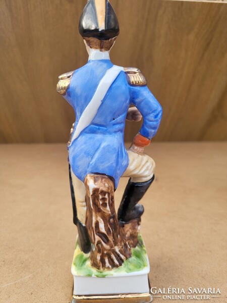 Napóleoni tiszt porcelán figura, kézi festés, aranyozással (cca. 1900–1930)