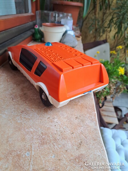 PIKO Kybernet játékautó.