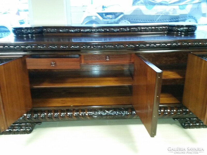 Felújított nagyméretű tálalószekrény asztallal székekkel