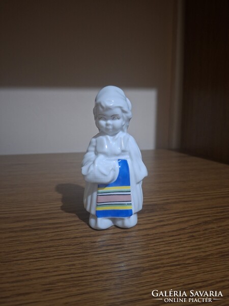 Porcelán kötényes lány kosárral. 13,3 cm. Hibátlan. Jelzett