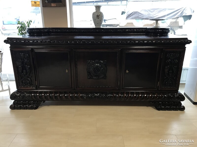 Felújított nagyméretű tálalószekrény asztallal székekkel