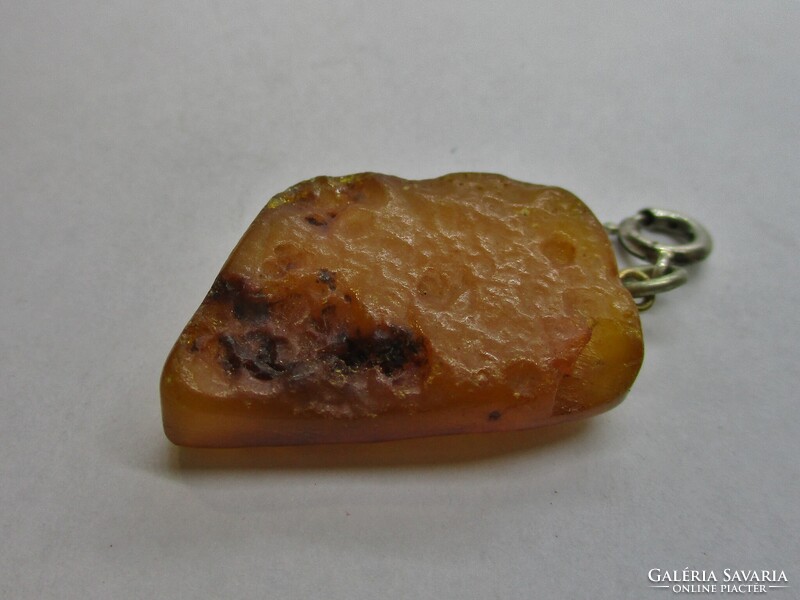 Szép natúr borostyán medál ezüst karabinerrel