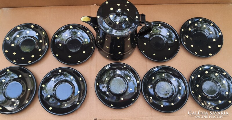 Fém retro pöttyös kanna+9 db tányér