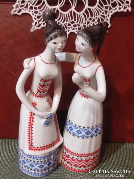 Hollóházi porcelán „Barátnők” szobor – 34 cm, kézzel festett, népviseletes