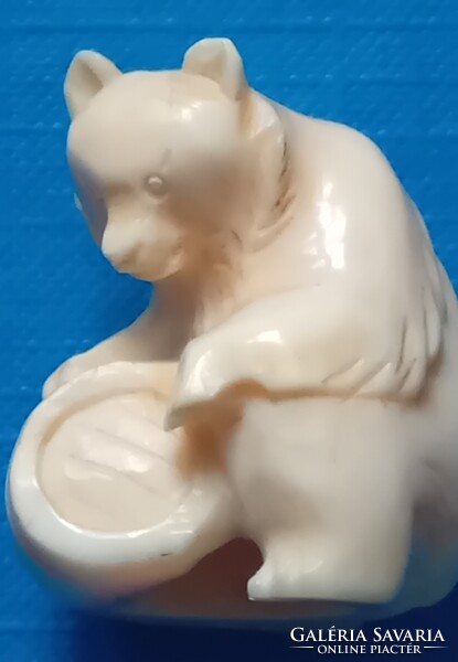 Mézes mackó medve , mini szobor , csontfaragás , számozott.