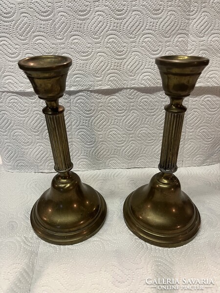 Mesterjeggyel ellátott réz gyertyatartó pár
