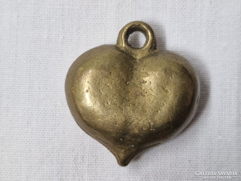 Szép formájú tömör réz szív alakú medál vagy függő megkímélt állapotban 30 g. súlyú és 3 cm. hosszú