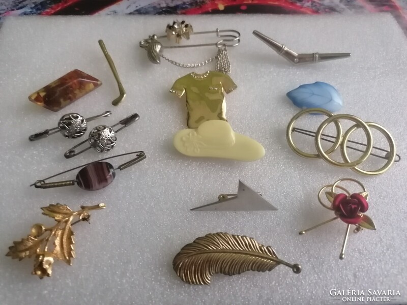 15 db / Különböző Vegyesanyag Összetételű  Bross