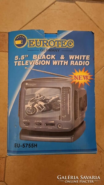 8000 Ft-ért eladó, eredeti dobozában retro mini tv.