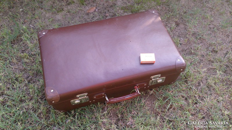 Old suitcase, in excellent condition, 2 private keys