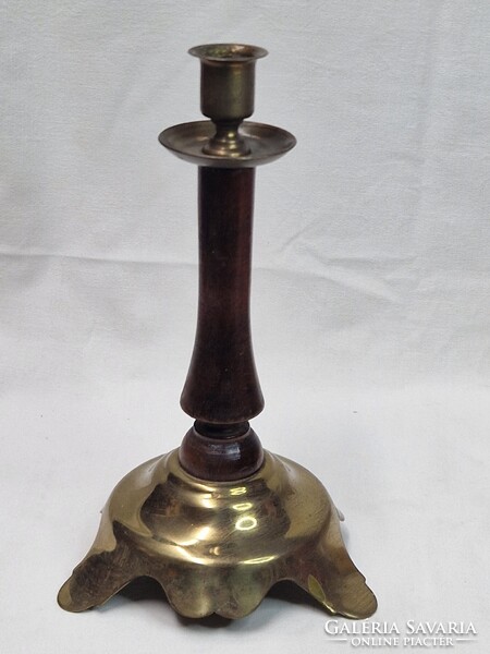 Régi réz nagy méretű gyertyatartó fából készült szárral szép állapotban 345 g. súlyú és 23 cm. magas