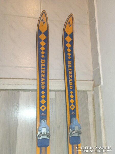 Blizzard Vollplast retro síléc, 140 cm-es Tyrolia kötéssel, sífékkel használt