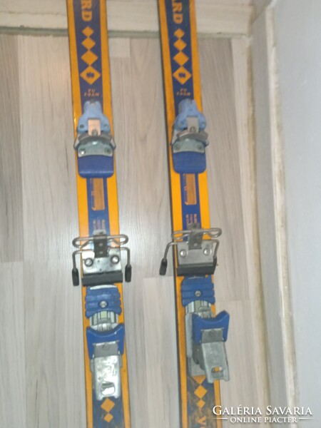 Blizzard Vollplast retro síléc, 140 cm-es Tyrolia kötéssel, sífékkel használt
