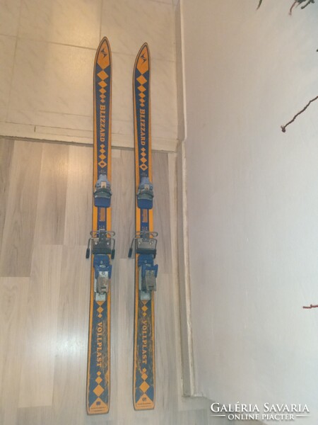 Blizzard Vollplast retro síléc, 140 cm-es Tyrolia kötéssel, sífékkel használt