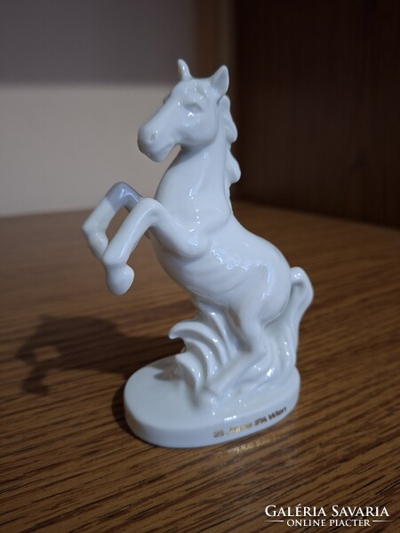 Porcelán ágaskodó ló. 12,5 cm. Hibátlan. Jelzett