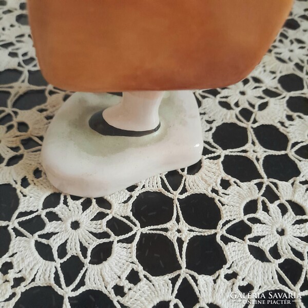 Bodrogkeresztúri ritkábban előforuló festésű Utazó kislány kerámia figura