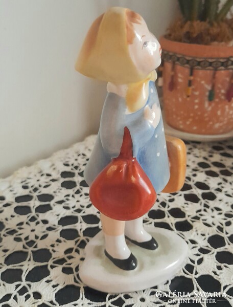 Bodrogkeresztúri ritkábban előforuló festésű Utazó kislány kerámia figura