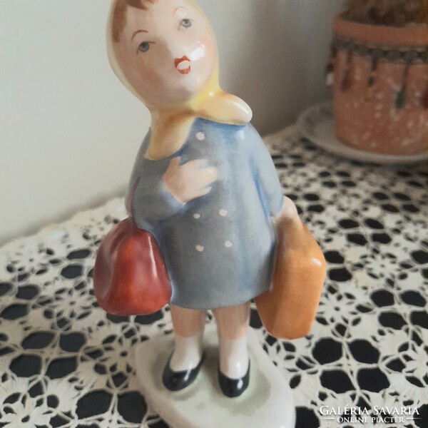 Bodrogkeresztúri ritkábban előforuló festésű Utazó kislány kerámia figura
