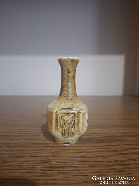 Porcelán különleges kis váza dombormintával. 12 cm. Hibátlan. Jelzett