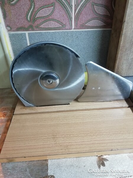 Retro adjustable slicer