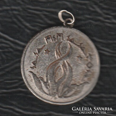 Medál ezüst hatású