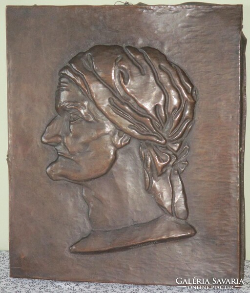 Dombormű bronz lemezből, idős asszony