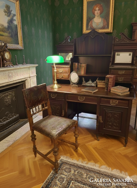 Régi faragott, felépítményes angol íróasztal