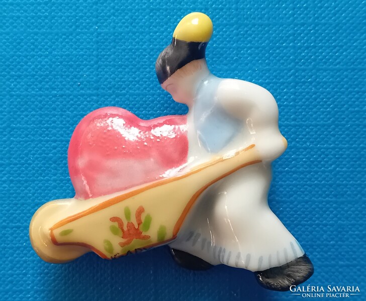 Herendi mini figura szívet cipelő fiú