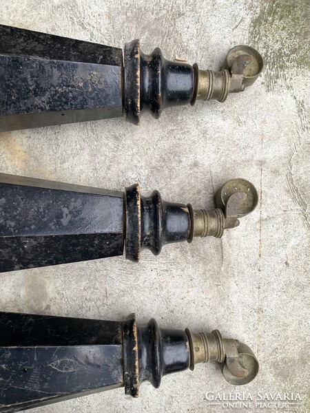 3 + 2 DB ANTIK GURULÓS, RÉZ KEREKŰ ZONGORA LÁB, FEKETE PÁCOLT SZÍNNEL ARANY CSÍK DÍSZÍTÉSSEL ASZTAL