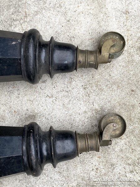 3 + 2 DB ANTIK GURULÓS, RÉZ KEREKŰ ZONGORA LÁB, FEKETE PÁCOLT SZÍNNEL ARANY CSÍK DÍSZÍTÉSSEL ASZTAL