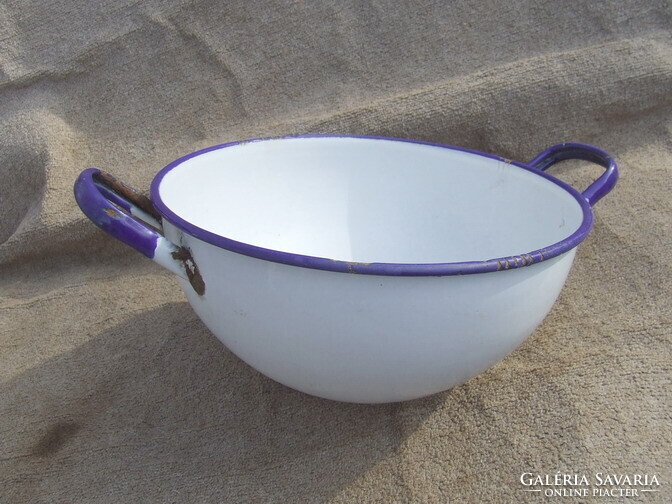 Régi zománcozott edény habüst