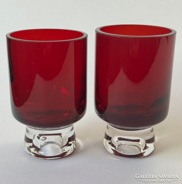 Két bordó üveg gyertyatartó svéd mid-century