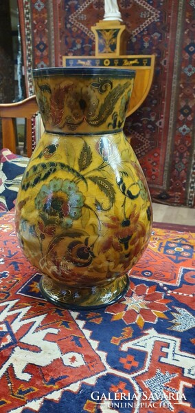 Gyönyörű családi pecsétes Zsolnay váza. Különleges díszítéssel. Ajándéknak is tökéletes. 33cm magas