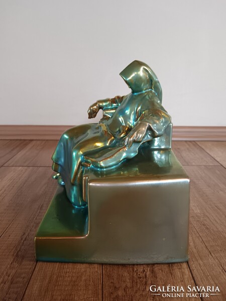 Antik Zsolnay eozin mázas Anonymus figura