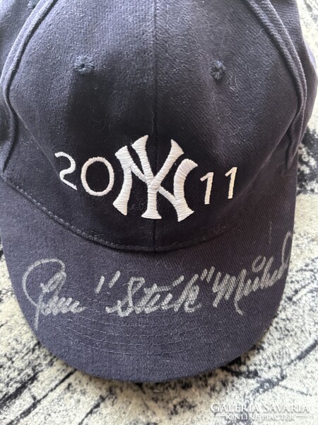 Gene 'stick' Michael aláírt baseball sapka 2011, Wilson Baseball kesztyű.