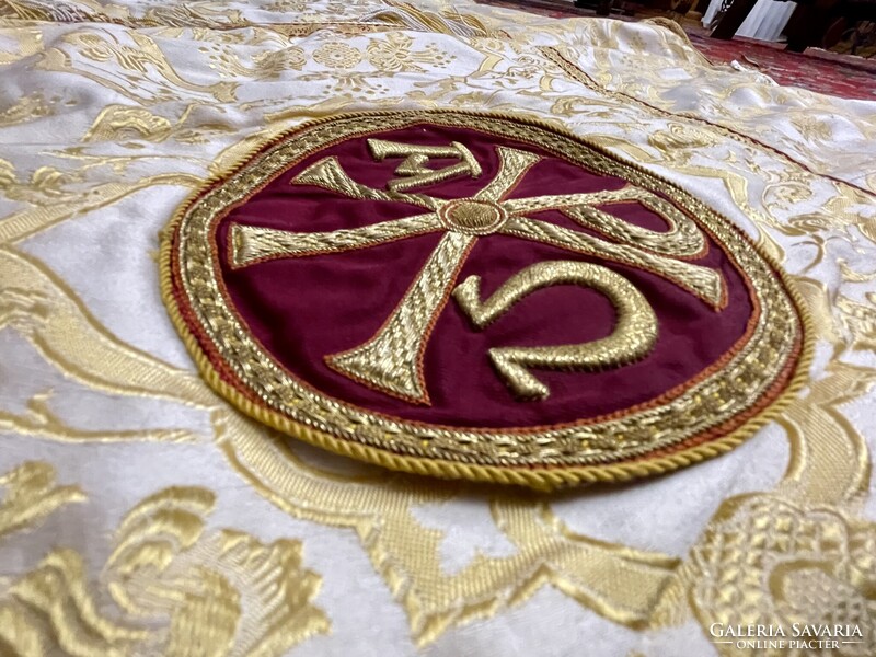 Barokkos szabású arany színű palást