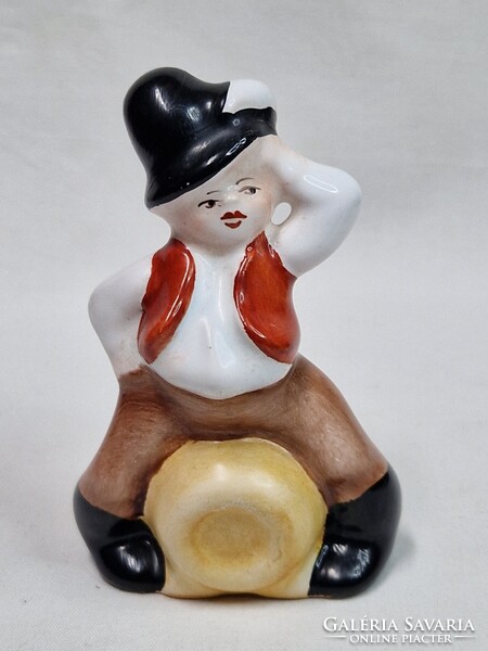 Bodrogkeresztúri hordón ülő kalapos legény kerámia figura szép állapotban 10,5 cm. magas