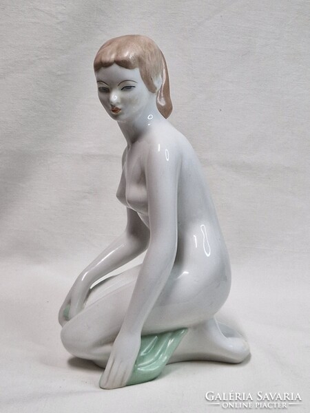 Régi nagyméretű Aquincumi térdelő női akt porcelán figura hibátlan állapotban 22 cm. magas