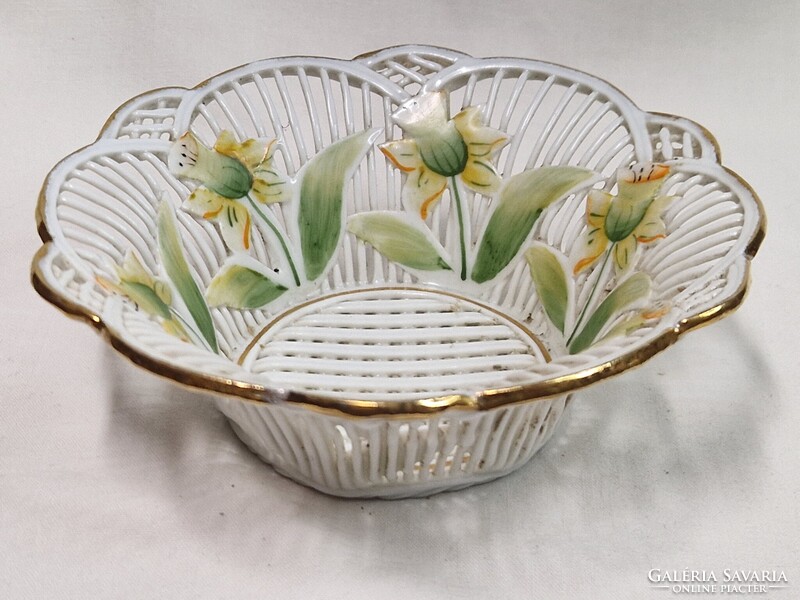 Kosár mintás porcelán kínáló virágos festésű aranyozott hibátlan állapotban 14 cm. átmérőjű