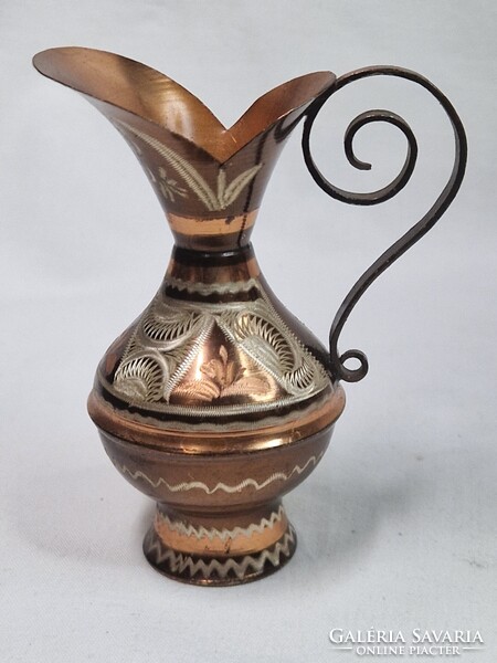 Régi réz szépen megmunkált kiöntő vagy kis kancsó szép állapotban 10 cm. magas 49 g. súlyú