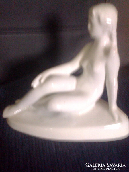 Zsolnay : Napozó lány , jelzett