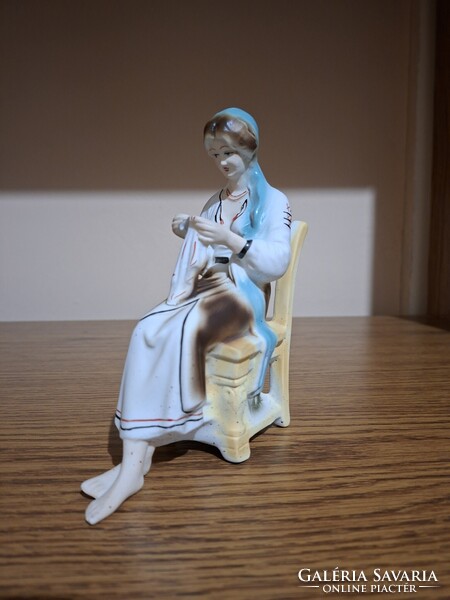 Biszkvit, (bisquit) porcelán varró, hímzö nő, asszony. 16,5 cm. Hibátlan. Jelzett