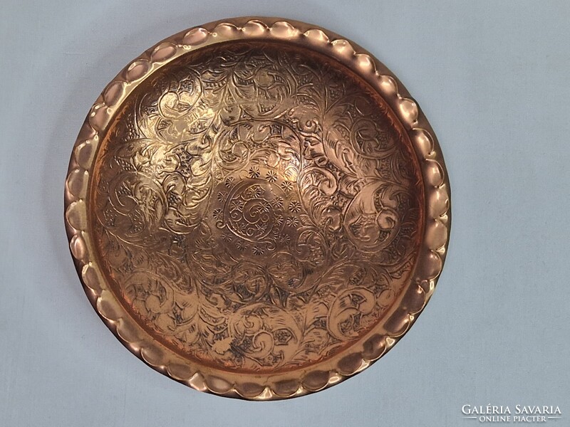 Régi réz virág motívummal díszített fali dísz vagy kínáló tálka hibátlan állapotban 16 cm. átmérőjű