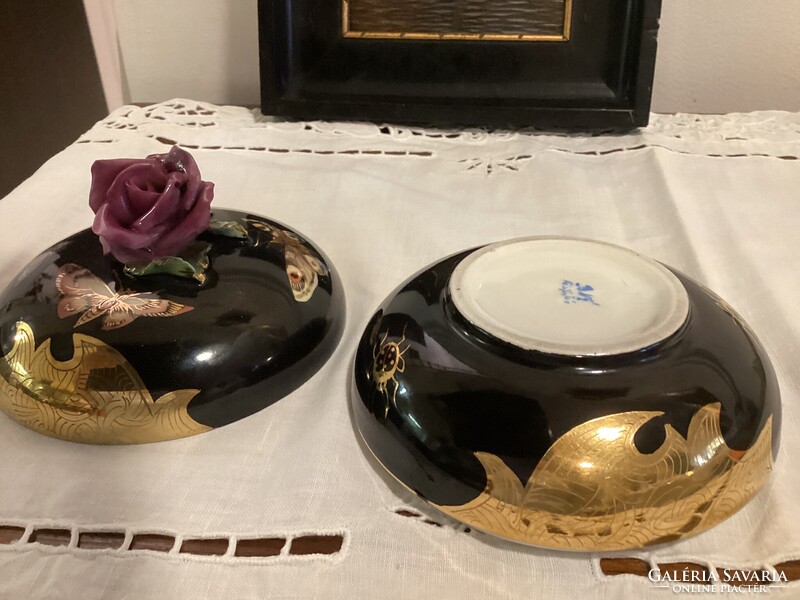 Herendi Bakosné Éva által festett bonbonier , ékszertartó