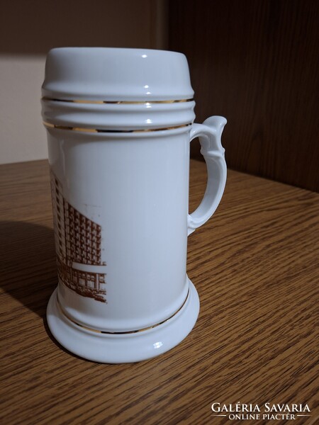 Hollóházi porcelán Siófok üdülő korsó. 16,8 cm. Hibátlan. Jelzett.