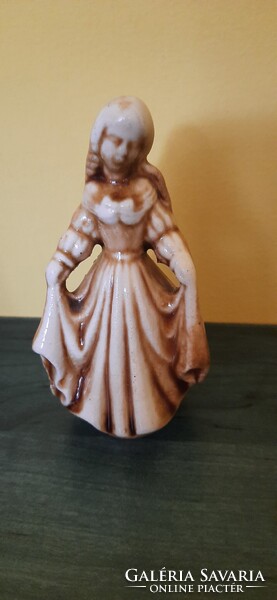 Porcelán, mázas női szobor