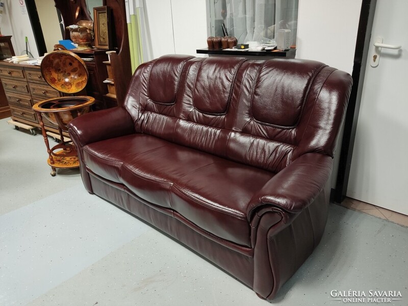 Antikolt bordó színű ülőgarnitúra  lábtartós fotelekkel , 3 személyes bőr kanapé + 2 relax fotel