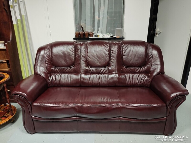 Antikolt bordó színű ülőgarnitúra  lábtartós fotelekkel , 3 személyes bőr kanapé + 2 relax fotel
